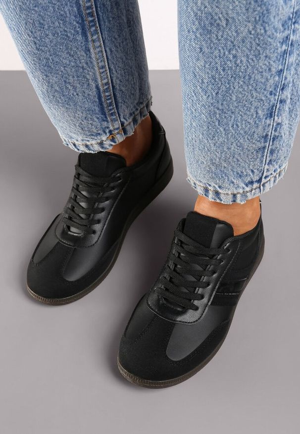 Born2be - Czarne Stylowe Sneakersy na Płaskiej Podeszwie z Geometrycznymi Przeszyciami Rialine. Okazja: na spacer. Nosek buta: okrągły. Zapięcie: sznurówki. Kolor: czarny. Wzór: geometria. Materiał: materiał, jeans. Obcas: na płaskiej podeszwie. Wysokość obcasa: niski. Sport: turystyka piesza