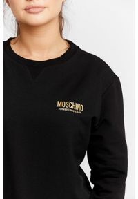 MOSCHINO Czarna bluza damska ze złotym logo. Kolor: czarny. Materiał: guma, prążkowany. Wzór: aplikacja #4