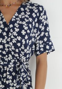 Born2be - Granatowa Sukienka Achanie. Typ kołnierza: dekolt w serek. Kolor: niebieski. Materiał: wiskoza, materiał. Długość rękawa: krótki rękaw. Typ sukienki: asymetryczne, kopertowe. Długość: maxi #3