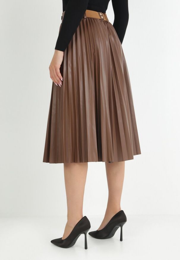 Born2be - Brązowa Spódnica Plisowana z Imitacji Skóry Obono. Okazja: na co dzień. Kolor: brązowy. Materiał: skóra. Sezon: zima. Styl: elegancki, casual