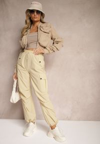 Renee - Beżowe Spodnie Cargo High Waist z Ozdobnymi Kieszeniami Leriora. Okazja: na co dzień. Stan: podwyższony. Kolor: beżowy. Styl: elegancki, casual
