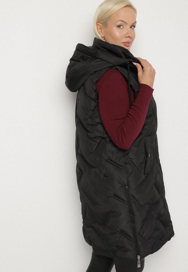 Born2be - Czarna Pikowana Kamizelka z Kapturem i Kieszeniami Esarivie. Okazja: na spacer. Typ kołnierza: kaptur. Kolekcja: plus size. Kolor: czarny. Materiał: jeans