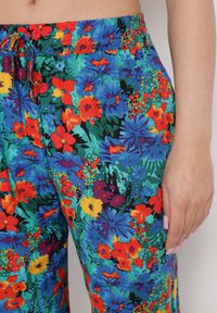 Born2be - Niebieskie Proste Spodnie z Wiskozy w Kwiatowy Print Yadolle. Stan: podwyższony. Kolor: niebieski. Materiał: wiskoza. Wzór: nadruk, kwiaty. Sezon: lato