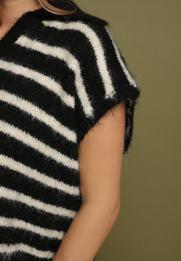 Born2be - Czarna Dzianinowa Kamizelka z Wełną Ozdobiona Paskami Aneline. Okazja: na co dzień, do pracy, na spotkanie biznesowe. Kolor: czarny. Materiał: wełna, dzianina. Wzór: aplikacja. Styl: biznesowy, klasyczny, casual