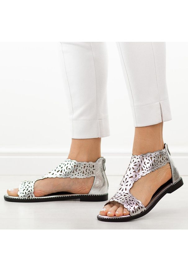 Srebrne sandały damskie M.Daszyński 24148-2 26. Okazja: na spacer. Kolor: srebrny. Materiał: skóra. Sezon: wiosna, lato. Styl: elegancki, klasyczny