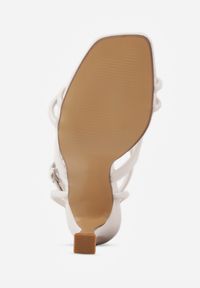Renee - Białe Sandały na Klepsydrowej Szpilce z Geometrycznymi Paskami Molthise. Zapięcie: pasek. Kolor: biały. Wzór: geometria. Obcas: na szpilce. Styl: glamour, wizytowy #2