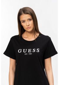 Guess - GUESS Czarny t-shirt damski z białym logo. Kolor: czarny. Materiał: bawełna. Długość rękawa: krótki rękaw. Wzór: nadruk