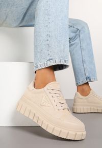 Renee - Beżowe Sneakersy Vices na Platformie z Ozdobą i Napisem Leawen. Okazja: na co dzień. Nosek buta: okrągły. Kolor: beżowy. Materiał: jeans. Wzór: aplikacja, napisy. Obcas: na platformie