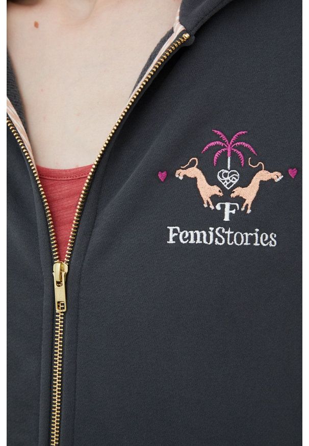 Femi Stories bluza Harun damska kolor czarny z kapturem z nadrukiem. Okazja: na co dzień. Typ kołnierza: kaptur. Kolor: szary. Materiał: dzianina. Długość rękawa: raglanowy rękaw. Wzór: nadruk. Styl: casual