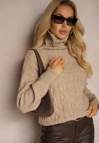 Renee - Ciemnobeżowy Casualowy Golf z Tłoczonym Wzorem Daivyn. Okazja: na co dzień. Typ kołnierza: golf. Kolor: beżowy. Materiał: jeans. Wzór: aplikacja. Styl: casual