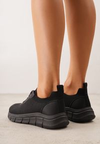 Born2be - Czarne Dzianinowe Sneakersy na Grubej Podeszwie ze Żłobieniami Enolora. Okazja: na co dzień, na spacer. Kolor: czarny. Materiał: dzianina. Szerokość cholewki: normalna. Sport: turystyka piesza, fitness #5