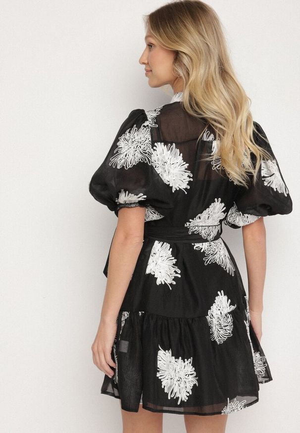 Born2be - Czarna Koszulowa Przezroczysta Sukienka z Bawełną Haftami i Paskiem Lirulira. Okazja: na co dzień. Kolor: czarny. Materiał: bawełna. Wzór: haft. Sezon: lato. Typ sukienki: koszulowe. Styl: casual, elegancki