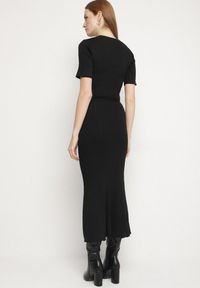 Born2be - Czarna Dzianinowa Sukienka z Wiskozą o Taliowanym Kroju z Guzikami Fenallea. Okazja: do pracy, na spotkanie biznesowe. Kolor: czarny. Materiał: wiskoza, dzianina. Styl: elegancki, biznesowy #4