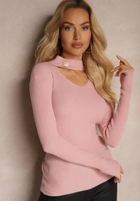 Renee - Jasnoróżowy Sweter Golf z Ozdobnym Wycięciem Przy Dekolcie Erticia. Typ kołnierza: golf. Kolor: różowy. Sezon: zima #5