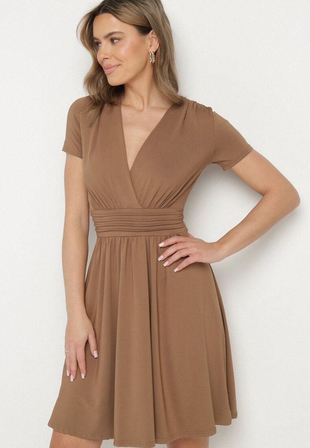 Born2be - Brązowa Rozkloszowana Sukienka z Wiskozą o Kopertowym Kroju z Marszczeniem Adivas. Okazja: na spacer, na co dzień. Typ kołnierza: dekolt w kształcie V. Kolor: brązowy. Materiał: wiskoza. Długość rękawa: krótki rękaw. Typ sukienki: kopertowe. Styl: casual, elegancki