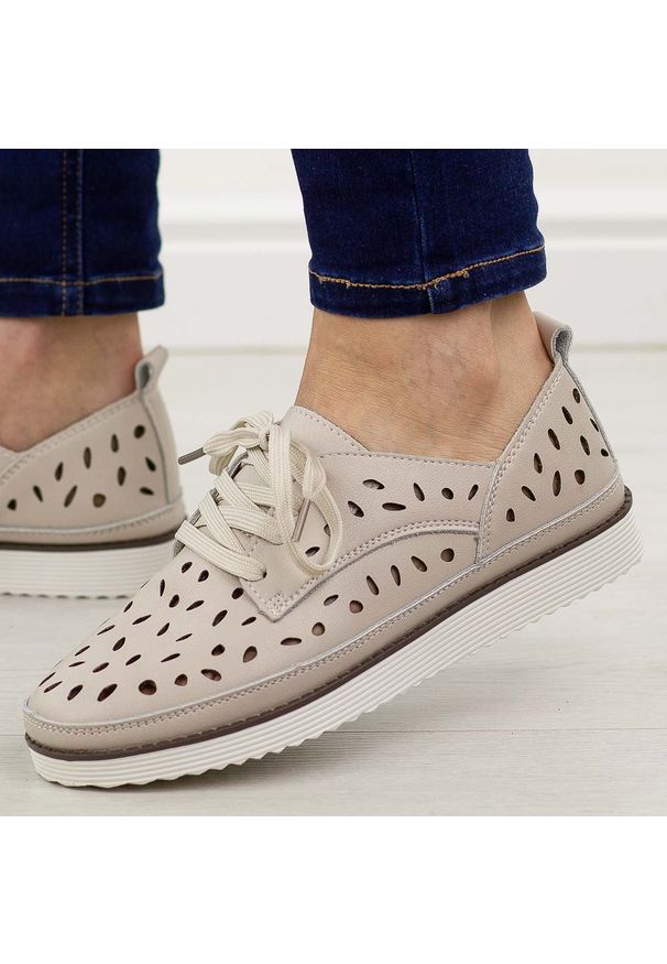 Beżowe ażurowe skórzane półbuty damskie S.Barski 51-610. Kolor: beżowy. Materiał: skóra. Szerokość cholewki: normalna. Wzór: ażurowy. Sezon: jesień, wiosna, lato. Styl: klasyczny