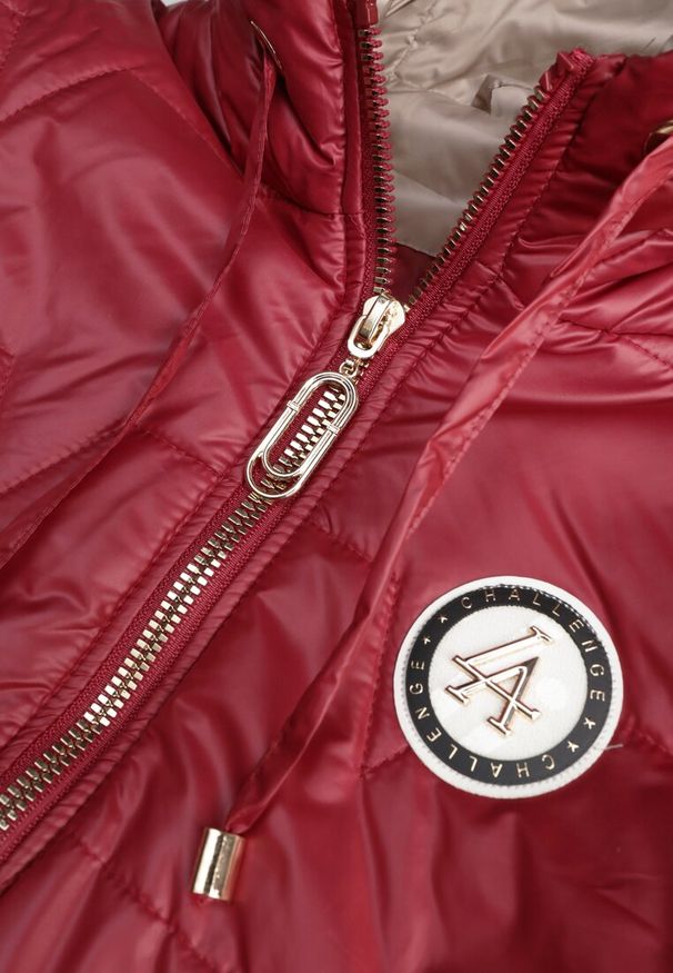 Renee - Czerwona Długa Kamizelka Pikowana z Nieodpinanym Kapturem Ozdobiona Naszywką Kasseda. Okazja: na co dzień. Kolor: czerwony. Materiał: jeans, poliester. Długość: długie. Wzór: aplikacja. Styl: casual