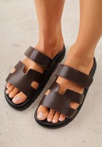 Born2be - Ciemnobrązowe Klapki na Grubej Podeszwie Ozdobione Wycięciami Faneora. Okazja: na co dzień. Kolor: brązowy. Materiał: jeans. Wzór: aplikacja. Obcas: na platformie. Styl: casual #1