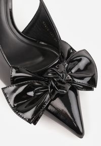 Renee - Czarne Sandały Vices na Szpilce Slingback Ozdobione Kokardą Nilendria. Okazja: na imprezę. Kolor: czarny. Wzór: aplikacja. Sezon: lato. Obcas: na szpilce. Styl: elegancki #6