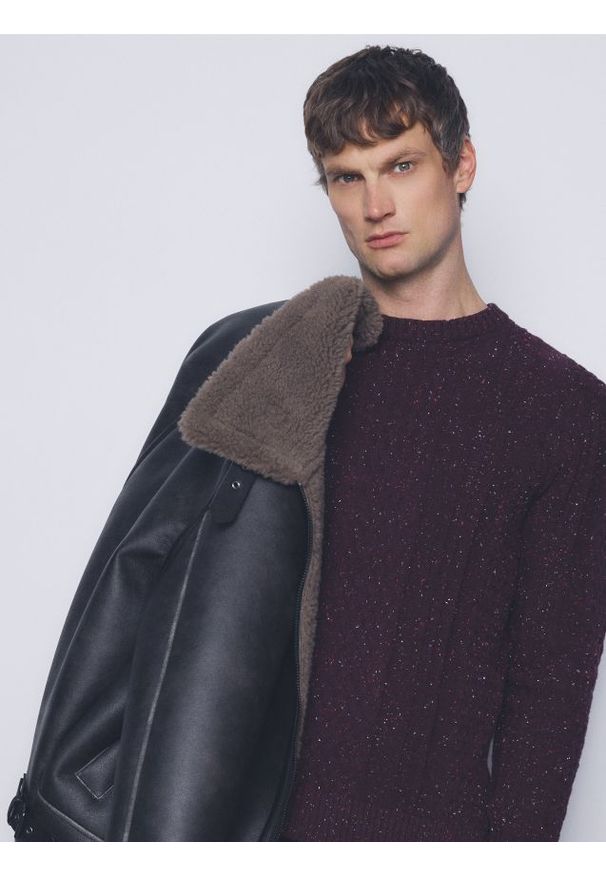 Reserved - Sweter z dekoracyjnym splotem - bordowy. Kolor: czerwony. Materiał: dzianina, bawełna. Wzór: ze splotem