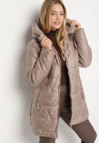 Born2be - Ciemnobeżowa Pikowana Kurtka o Prostym Kroju z Kapturem Nalarea. Okazja: na co dzień. Typ kołnierza: kaptur. Kolekcja: plus size. Kolor: beżowy. Materiał: jeans, poliester, dzianina. Styl: klasyczny, casual, elegancki #3