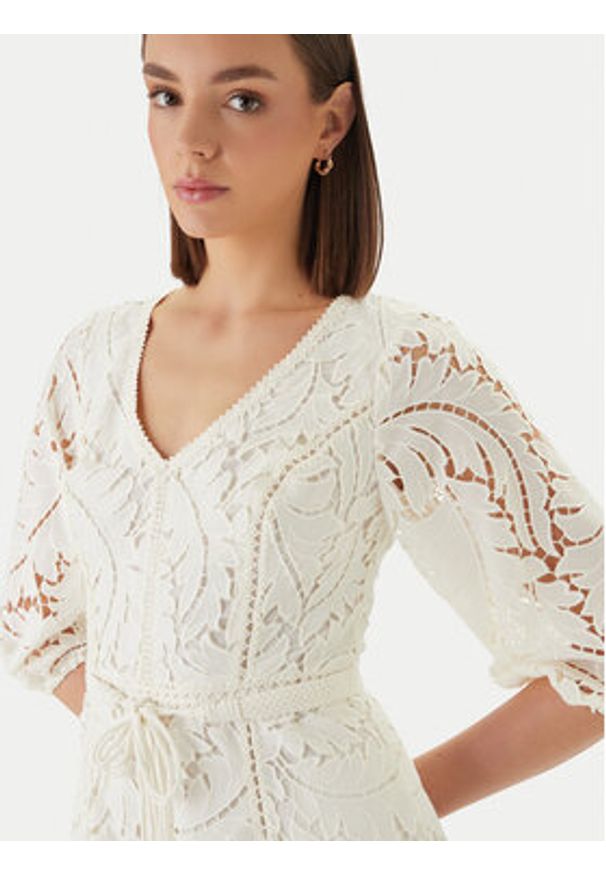 Guess Sukienka koktajlowa W6GK91 W2162 Biały Classic Fit. Kolor: biały. Materiał: syntetyk. Styl: wizytowy