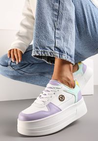 Born2be - Biało-Fioletowe Sneakersy na Platformie z Metalową Ozdobą Trionna. Kolor: biały. Wzór: aplikacja. Obcas: na platformie