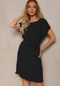 Renee - Czarna Casualowa Plisowana Sukienka Wiązana w Talii Paskiem Biozetta. Okazja: na co dzień. Kolor: czarny. Materiał: jeans, tkanina. Typ sukienki: proste, sportowe. Styl: casual