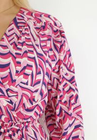 Born2be - Fuksjowa Kopertowa Sukienka Maxi z Wiązanym Paskiem Aprlia. Kolor: różowy. Materiał: materiał, tkanina, wiskoza. Typ sukienki: kopertowe. Długość: maxi #5