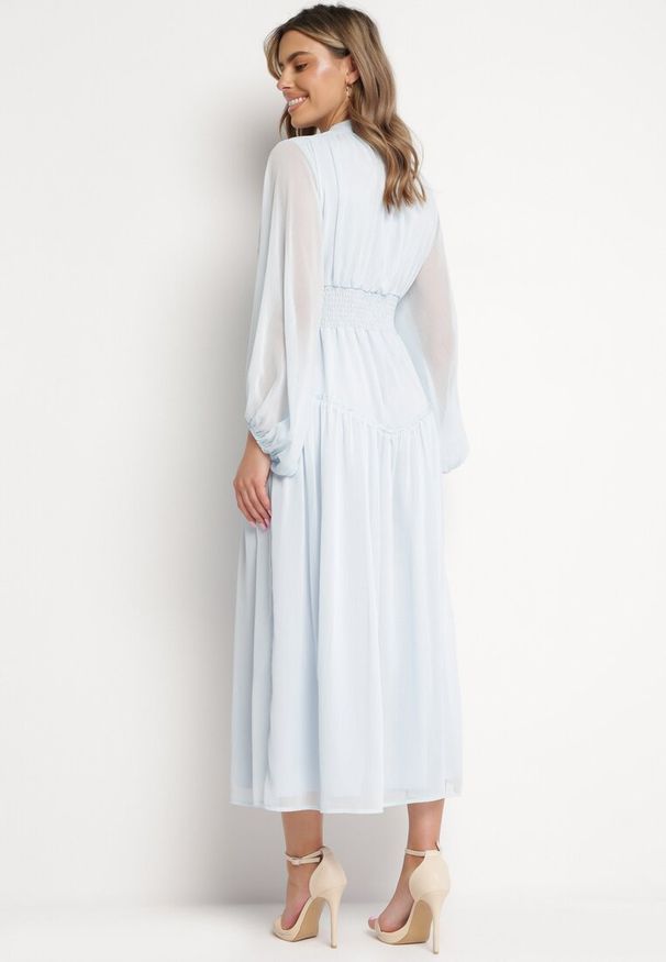 Born2be - Jasnoniebieska Długa Sukienka Koktajlowa w Stylu Retro z Plisami i Stójką Leowia. Typ kołnierza: kołnierzyk stójkowy. Kolor: niebieski. Styl: wizytowy, retro. Długość: maxi