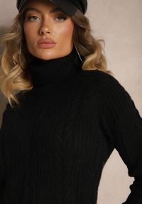 Renee - Czarny Casualowy Golf z Wiskozą i Ozdobnym Splotem Aledi. Okazja: na co dzień. Typ kołnierza: golf. Kolor: czarny. Materiał: wiskoza. Długość rękawa: długi rękaw. Długość: długie. Wzór: ze splotem. Styl: casual