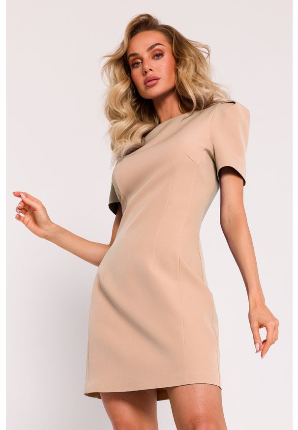 MOE - Elegancka sukienka mini beżowa. Kolor: beżowy. Styl: elegancki. Długość: mini