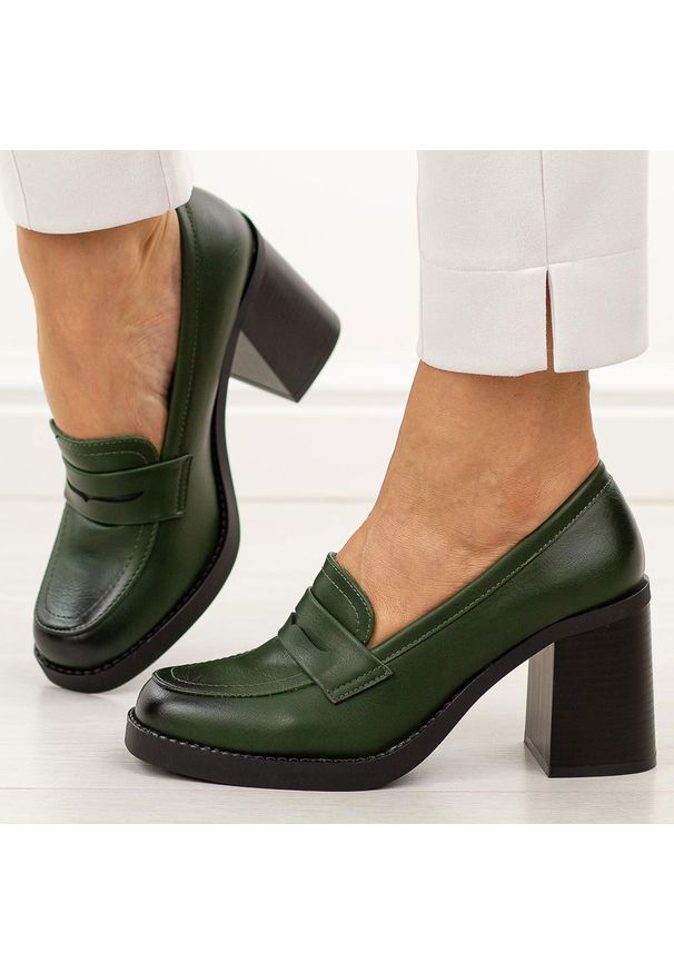 Zielone mokasyny damskie na słupku M.Daszyński 2461-7. Okazja: na co dzień. Kolor: zielony. Materiał: skóra. Obcas: na słupku. Styl: casual, elegancki, klasyczny