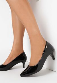 Born2be - Czarne Czółenka Marirena. Okazja: na spotkanie biznesowe. Zapięcie: bez zapięcia. Kolor: czarny. Materiał: lakier. Wzór: jednolity. Styl: wizytowy, biznesowy #1