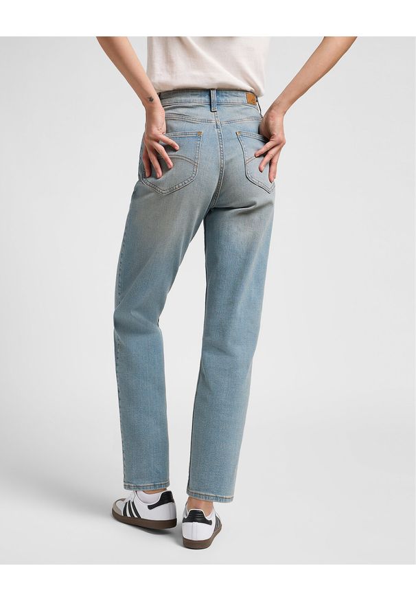 Lee - DAMSKIE SPODNIE LEE CBL MOM JEANS DENIM DAYS L34HUXE27 112340616
