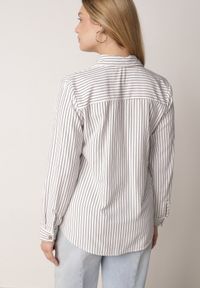 Born2be - Biała Klasyczna Koszula z Bawełną w Paski Zapinana na Ozdobne Guziki Doriareida. Okazja: na co dzień, na spacer. Kolor: biały. Materiał: bawełna. Wzór: paski. Styl: klasyczny #2