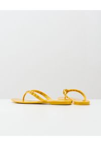 Tory Burch - TORY BURCH - Żółte japonki Studded Jelly Flip Flop. Kolor: żółty. Materiał: materiał. Wzór: aplikacja, paski #3