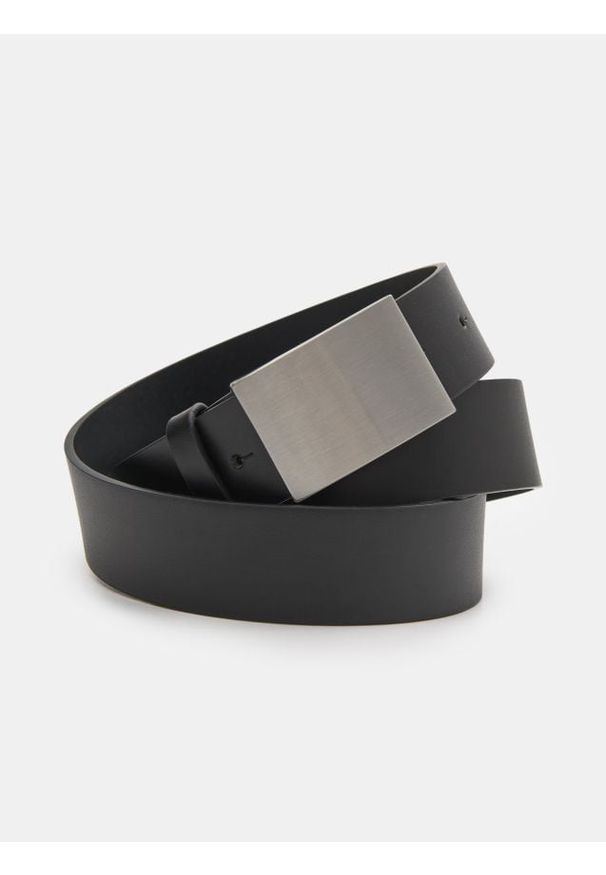 Sinsay - Pasek z metalową klamrą z imitacji skóry - czarny. Kolor: czarny. Materiał: skóra