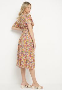 Born2be - Żółta Rozkloszowana Sukienka w Kwiaty z Kopertowym Dekoltem Plisowana Lanasira. Kolor: żółty. Wzór: kwiaty. Typ sukienki: kopertowe #4