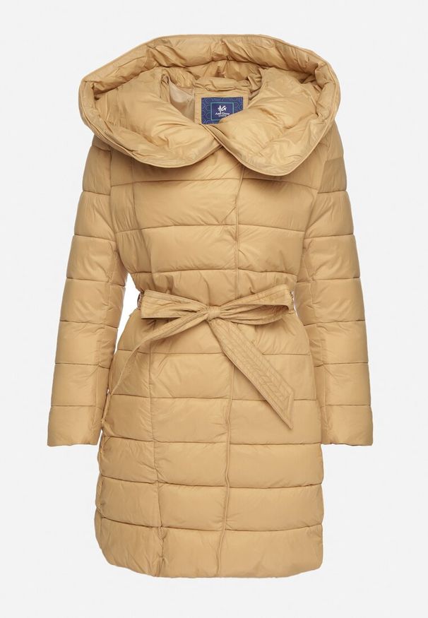 Born2be - Beżowa Pikowana Kurtka o Długim Kroju z Kapturem i Dodatkowym Paskiem Hanlin. Okazja: na co dzień. Typ kołnierza: kaptur. Kolor: beżowy. Materiał: jeans. Długość: długie. Styl: casual, elegancki