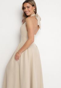 Born2be - Beżowa Sukienka o Rozkloszowanym Kroju z Wiązanym Dekoltem Halter Senicea. Okazja: na spacer, na co dzień. Typ kołnierza: dekolt halter. Kolor: beżowy. Typ sukienki: proste. Styl: casual #4