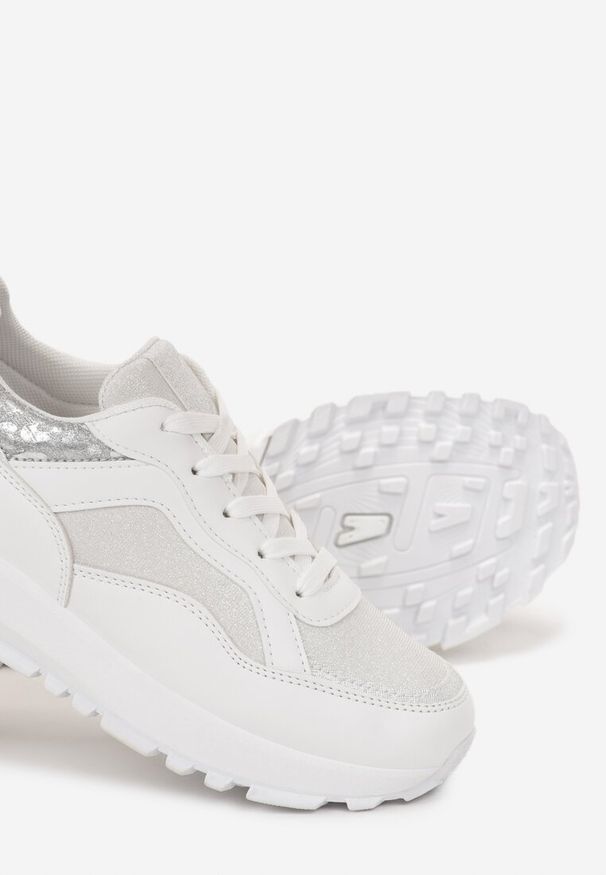 Born2be - Białe Sneakersy na Grubej Podeszwie z Brokatem Komerta. Nosek buta: okrągły. Zapięcie: sznurówki. Kolor: biały. Materiał: materiał. Sezon: lato, jesień, wiosna. Obcas: na obcasie. Wysokość obcasa: niski