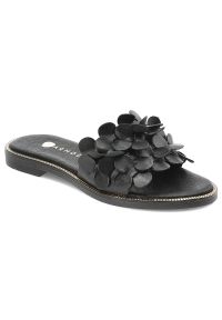 Czarne Klapki Armodo Eleganckie Obuwie Damskie. Okazja: na co dzień, na spacer. Kolor: czarny. Materiał: skóra. Wzór: kwiaty, aplikacja. Sezon: lato. Styl: elegancki