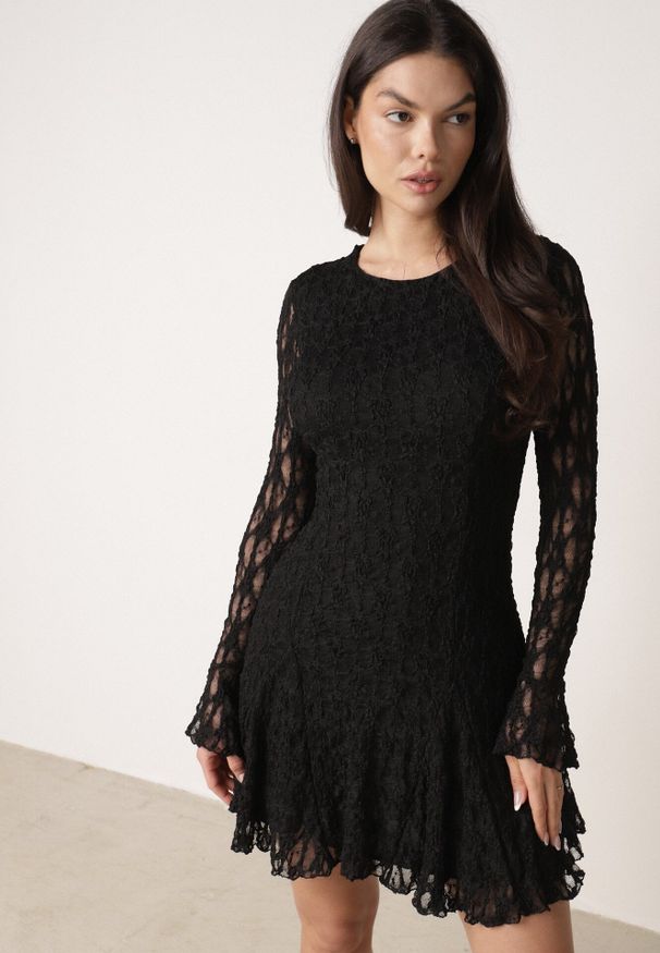 Born2be - Czarna Sukienka Koronkowa z Rozkloszowanymi Rękawami Cinatea. Okazja: na co dzień. Typ kołnierza: kokarda. Kolor: czarny. Materiał: koronka. Typ sukienki: proste. Styl: casual