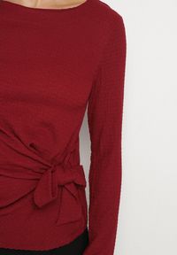 Born2be - Bordowa Bluzka Ozdobiona Wiązaniem Esterea. Okazja: na co dzień. Kolor: czerwony. Materiał: jeans. Wzór: aplikacja. Styl: casual, elegancki #3