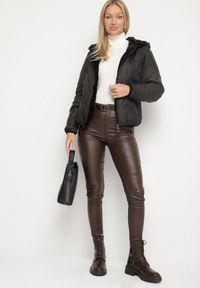 Born2be - Czarna Pikowana Kurtka z Kapturem o Dwustronnym Kroju Tahalia. Okazja: na spacer. Typ kołnierza: kaptur. Kolor: czarny. Materiał: poliester, futro, wełna, jeans, dzianina #3