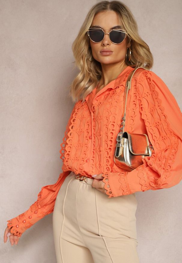 Renee - Pomarańczowa Ażurowa Koszula z Elegancką Stójką Manuella. Typ kołnierza: kołnierzyk stójkowy. Kolor: pomarańczowy. Długość: długie. Wzór: ażurowy. Styl: elegancki