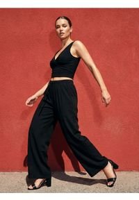 Sinsay - Spodnie wide leg z domieszką wiskozy - czarny. Kolor: czarny. Materiał: wiskoza #1