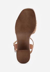 Renee - Ciemnobeżowe Plecione Sandały VICES na Słupku Stylizowanym na Drewniany Chasine. Nosek buta: otwarty. Zapięcie: sprzączka. Kolor: beżowy. Materiał: zamsz, skóra. Sezon: lato. Obcas: na słupku. Wysokość obcasa: średni #2