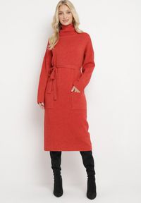 Born2be - Czerwona Dzianinowa Sukienka z Szerokim Golfem i Materiałowym Paskiem Siriace. Typ kołnierza: golf. Kolor: czerwony. Materiał: materiał, dzianina. Sezon: zima #3